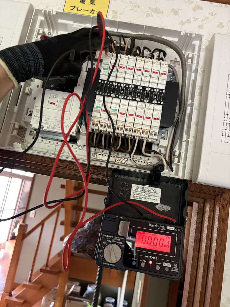 分電盤の子ブレーカーを操作している様子