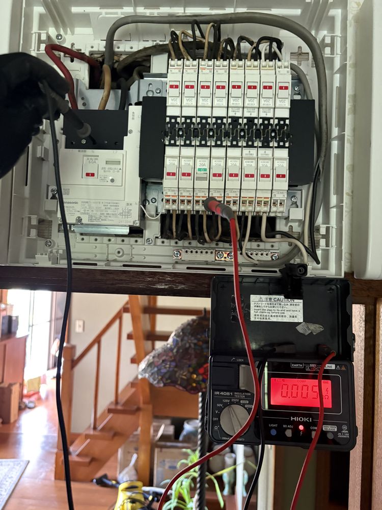 分電盤に絶縁抵抗計を接続して測定している様子