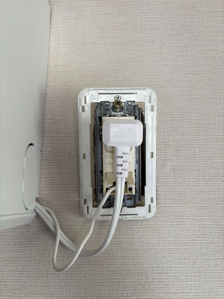プレートを外した屋内コンセントの内部