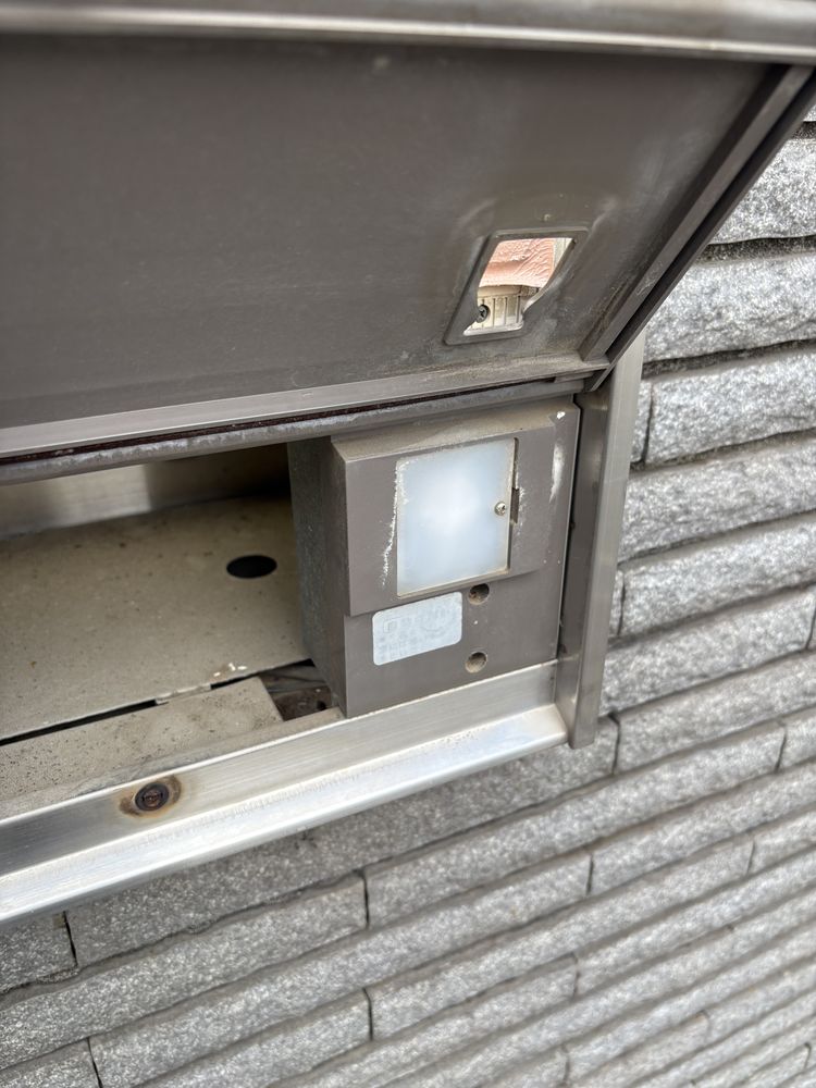 門扉まわりに設置された屋外ボックスの確認