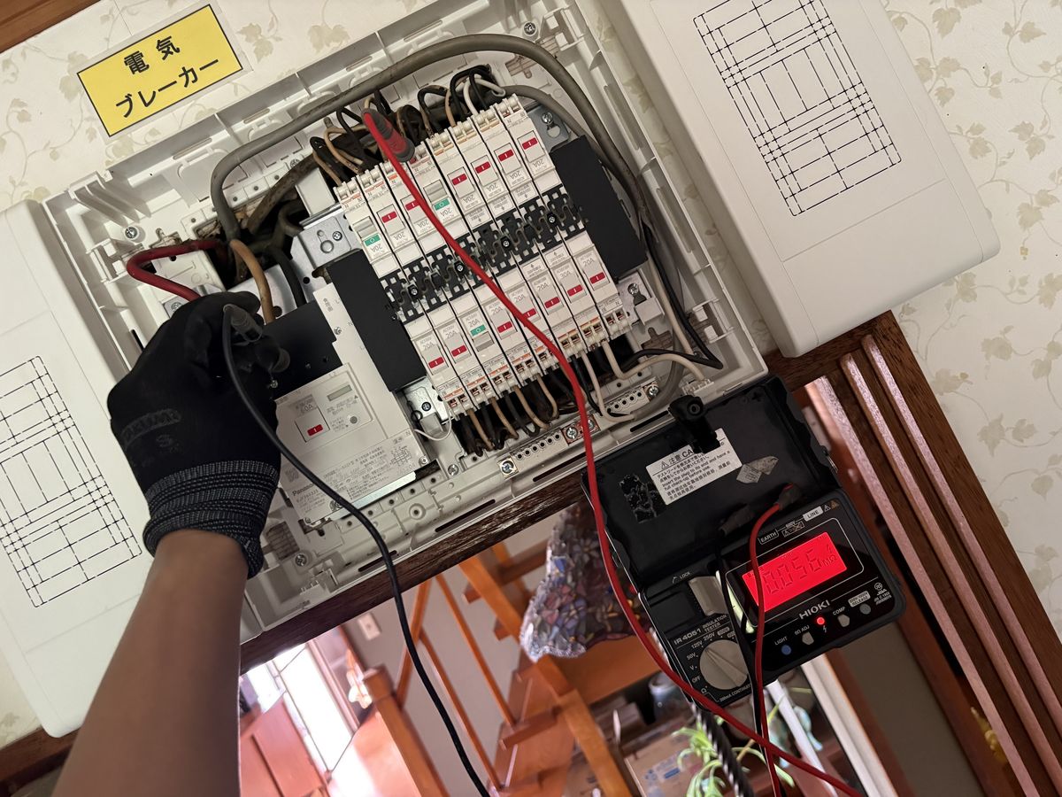 市原市の個人宅で行った漏電調査の現場写真。分電盤を開けて絶縁抵抗を測定している様子